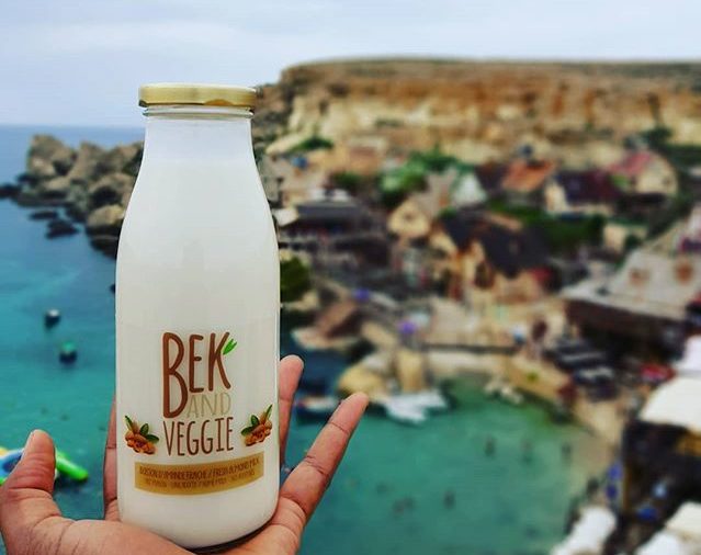 Bek and Veggie drink met vacation background